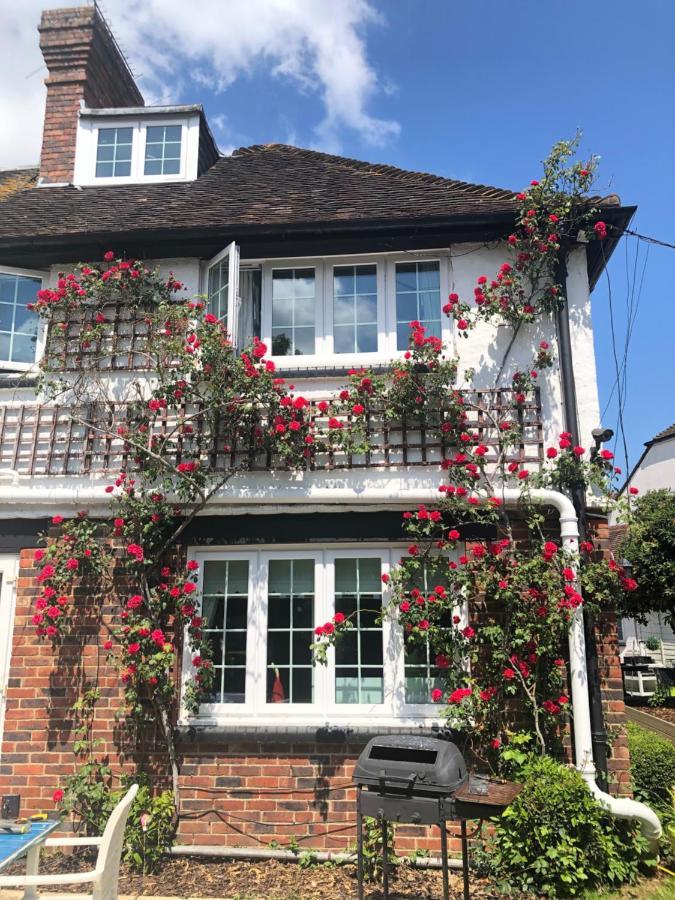 Hazelwick Guest House Hookwood Exterior photo