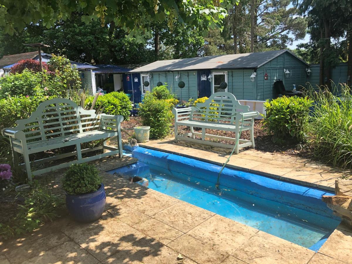 Hazelwick Guest House Hookwood Exterior photo